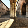 sotto i portici di Palazzo Gotico