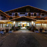 Fachada do Hotel JB noturna