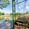 Ponte no Rio Jacare Pepira no Parque do Salto em Brotas SP