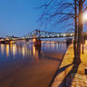 Frankfurter Skyline vom Sachsenhäuser Mainufer mit dem Eisernen Steg